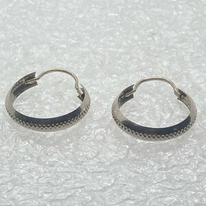 Vtg Sterling Silver Dotted Pattern Mini Hoop Earrings / .7” / 3mm Width